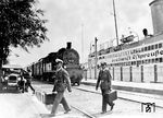 78 221 (Bw Swinemünde) steht am Seedienstkai in Swinemünde mit einem Eilzug nach Berlin zur Abfahrt bereit. Zwei Uniformierte der neu geschaffenen Luftwaffe treten ihren Urlaub an. Der Seedienst Ostpreußen betrieb u.a. die Schnellschiffslinie Swinemünde—Zoppot—Pillau. (1935) <i>Foto: RVM (W. Marquardt)</i>