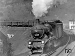 Die Ulmer 18 117 führt einen Sonderzug von Stuttgart über die Geislinger Steige, die Reise wird vermutlich nach Augsburg oder München gehen. Der Wagenpark besteht größtenteils aus 3-achsigen bayerischen Durchgangswagen mit offenen Endbühnen der Bauart C3i Bayxx. (1930) <i>Foto: Rudolf Pavel</i>