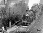 Die bayerische S 3/6 Nr. 3685 vom Bw München I ist mit einem Schnellzug auf der Geislinger Steige unterwegs. Gekonnt wurde ein württembergisches Läutewerk mit einer Bahnwärterfamilie in Szene gesetzt. Die Lok wird wenig später die neuen Nummernschilder 18 484 erhalten. (1925) <i>Foto: Rudolf Pavel</i>