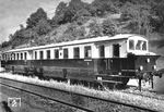 Bereits im Jahr 1908 wurden die ersten Akkutriebwagen der preußischen Baureihe AT 3 (Bauart "Wittfeld") in Dienst gestellt, bis 1914 waren bereits 163 Fahrzeuge in nahezu ganz Deutschland unterwegs. Die Fahrzeuge zeichneten sich durch hohe Wirtschaftlichkeit aus, nachteilig waren allerdings das geringe Platzangebot (46 Plätze in der 3. Klasse, 36 Sitzplätze in der 4. Klasse) sowie das hohe Betriebsgewicht von über 60t. AT 595/596 gehörte zu den 16 Serienfahrzeugen, die mit den Anforderungen "Sechsachsiger Speicher-Doppeltriebwagen, Fahrbereich 250 km, Kapazität für 180 Personen, Höchstgeschwindigkeit 60 km/h" im Jahr 1927 an die Reichsbahn ausgeliefert wurden und sich hier auf Probefahrt befindet. Die Fahrzeuge erfüllten die in sie gesetzten Erwartungen, wenn auch in technischer Hinsicht manche Wünsche offen blieben. Ab 1928 entfiel die 4. Wagenklasse. Später wurden stärkere Akkumulatoren eingebaut, die den Aktionsradius von 250 auf 300 km erhöhten. AT 595/596 wurde im Juli 1927 beim Bw Karlsruhe Pbf in Dienst gestellt. Nach dem Zweiten Weltkrieg kam das Fahrzeug zur DB, wurde dort als ETA 179 002 (ab 1957: ETA 179 107) eingereiht und am 11.05.1960 ausgemustert.  (1927) <i>Foto: RVM (Werkfoto)</i>