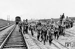Arbeitseinsatz der Organisation Todt, einer paramilitärischen Bautruppe im nationalsozialistischen Deutschland, an der Bahnstrecke Schwerin (Meckl)—Ludwigslust.  (1940) <i>Foto: Privatfoto</i>