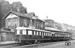 Der Triebwagenzug VT 137 + VB 147 auf der Ennepetalbahn im Bahnhof Milspe Tal während der Rückfahrt von Altenvoerde nach Hagen Hbf. Zum Aufnahmezeitpunkt waren beim Bw Hagen-Eckesey lediglich die beiden dieselmechanischen (dm) Stangen-Triebwagen 137 005 und 006, sowie die Beiwagen 147 003 und 010 beheimatet. Am Beiwagen fällt das Zugschlusssignal auf: 2 hochgestecke Tafeln (Zg 2), sowie die rote Scheibe (Zg 5) am Puffer. Die Bahnhöfe Milspe Tal und Altenvoerde wurden übrigens am 2. Oktober 1955 in Ennepetal-Kehr und Ennepetal-Altenvoerde umbenannt. (02.02.1935) <i>Foto: DLA Darmstadt (Maey)</i>