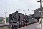 01 2120 (Bw Dresden-Altstadt) mit einem Schnellzug aus Berlin in Dresden-Neustadt.  (09.1975) <i>Foto: Alan Orchand</i>