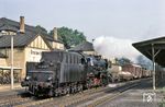 50 2948 (Bw Dresden) fährt mit einem Güterzug durch Dresden-Klotzsche. Die frühere ÜK-Lok ist mit dem Kessel einer ehemaligen Kondens-52er ausgerüstet, erkennbar am Oberflächenvorwärmer und der Gußesse.  (09.1975) <i>Foto: Alan Orchand</i>