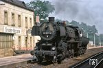 52 2571 (Bw Bautzen) wurde im Dezember 1943 von Henschel (Kassel) an die RBD Schwerin abgeliefert und war bis November 1975 im Einsatz. Zwei Monate zuvor fuhr sie noch munter durch den Bahnhof Dresden-Klotzsche. (09.1975) <i>Foto: Alan Orchand</i>