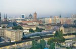Die Spreewaldstadt Lübbenau war schon immer ein beliebtes Ausflugziel für die Berliner. Das Bahnbetriebswerk Wustermark verfügte nach der Grenzöffnung  noch über eine größere Anzahl von Dampfloks der Reihe 52.80, die an mehreren Wochenenden vor dem sog. "Gurkenzug" E 1681/E 3007 (Nauen – Berlin Stadtbahn – Lübbenau) zum Einsatz kamen. Hier ist 52 8075 mit dem E 3007 auf der Berliner Stadtbahn zwischen Alexanderplatz und Jannowitzbrücke unterwegs. Im Hintergrund das Rote Rathaus und der Berliner Dom. (19.09.1992) <i>Foto: Joachim Richling</i>