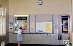 Im Sommer 1976 konnte man am Schalter in Radevormwald noch Fahrkarten kaufen, obwohl man mit dem Zug von der Station seit wenigen Wochen (am 28. Mai 1976 wurde der Personenverkehr zwischen Krebsöge und Radevormwald eingestellt) nicht mehr abfahren konnte. Man musste nun mit dem Bus vorliebnehmen oder in Remscheid-Lennep in den Zug steigen. (05.07.1976) <i>Foto: Wilfried Sieberg</i>