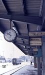 Blick über den Bahnsteig Gleis 1 des Bahnhofs Remscheid-Lennep mit seinem alten Zugzielanzeiger. Der Büm-Schnellzugwagen in der Bildmitte steht übrigens nicht versehentlich dort, Remscheid besaß in den 1970er Jahren tatsächlich eine Schnellzugverbindung. Mit dem E 3256, der normalerweise aus einem ABüm und einem Büm (samt Zuglok 212 bestand), wurden die Wagen nach Solingen-Ohligs befördert, wo sie in den Kurswagenzug D 515 (Münster - München) umgesetzt wurden. So konnte man umsteigefrei von Lennep (ab 10.22 Uhr) direkt in die bayerische Landeshauptstadt reisen (an 18.24 Uhr). Auf die Tageszeit bezogen war die Fahrplanlage allerdings nicht so optimal, was auch relativ schnell zur Einstellung dieser Verbindung führte. (02.1976) <i>Foto: Wilfried Sieberg</i>