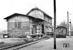 Zu den Aufgaben eines Direktionsfotografen gehörte es auch, den Zustand der Gebäude am Schienenstrang bildlich festzuhalten. Das Bahnhofsensemble in Wiedenest bestand aus einer Kombination von Empfangsgebäude und Güterschuppen und hatte in den 1970er Jahren schon bessere Zeiten gesehen. Der Ort selbst liegt an der Grenze von Rheinland und Westfalen. Weniger bekannt dürfte sein, dass der Bahnhof von der Eröffnung 1903 bis 1907 zunächst Bruchhausen hieß. 1979 wurde der Personenverkehr zwischen Gummersbach/Dieringhausen und Olpe eingestellt. 1988 führte ein Dammrutsch durch unsachgemäße Bauarbeiten hinter Wiedenest schließlich am 27. Mai 1989 auch zur Stilllegung Richtung Olpe. Eine Behebung des Schadens erfolgte trotz vorhandener Versicherung und berechtigter Schadenersatzansprüche aufgrund des Desinteresses der Bahn nicht, stattdessen wurde die Strecke einfach gesperrt. Heute findet man in Wiedenest noch einen Lagerschuppen und den alten Haus- und Mittelbahnsteig.  (18.01.1973) <i>Foto: BD Wuppertal (Säuberlich)</i>