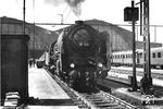 Im Leipziger Hauptbahnhof ist D 46 (Berlin Anh Bf – Leipzig – Frankfurt/M – Wiesbaden) am Bahnsteig 6 eingetroffen. Für die Weiterfahrt hat die neue Zuglok 01 072 vom Bw 1 Frankfurt (Main) bereits am Zugende angesetzt. Die Lok wurde im August 1928 von der AEG ausgeliefert und dem Bw Bebra zugeteilt, seit 26.04.1936 zählte sie zum Frankfurter Lokbestand. (1937) <i>Foto: RVM</i>