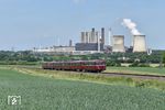 Die sechsteilige AKE-Schienenbuseinheit vor dem Kraftwerk Weisweiler auf der Neubaustrecke zwischen Weisweiler und Langerwehe. Die Planungen für die Neubaustrecke begannen etwa im Jahr 2000, eröffnet wurde sie am 10.06.2009. Sie ermöglicht die Verknüpfung der Eschweiler Talbahnstrecke mit der Hauptstrecke Köln - Aachen in Langerwehe. Die Strecke stellt auch den ersten Betriebsbereich des neuen elektronischen Stellwerks der EUREGIO Verkehrsschienennetz GmbH (EVS) dar. Das erste Kraftwerk entstand hier bereits 1913. Das Kraftwerk Weisweiler dient heute der Grundlastversorgung. Es wird mit Braunkohle befeuert, die von der RWE Power AG im Tagebau Inden abgebaut wird. Über die Jahre 2012 bis 2014 gemittelt erzeugte das Kraftwerk im Jahresschnitt 15,3 TWh Strom, wofür jeweils gemittelt 18,4 Mio. Tonnen Braunkohle verfeuert wurden. Mit einem CO2-Ausstoß von 18,1 Mio. Tonnen verursachte das Kraftwerk im Jahr 2015 die fünfthöchsten Treibhausgasemissionen aller europäischen Kraftwerke. (26.05.2018) <i>Foto: Ralf Opalka</i>