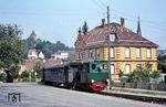 Die Lok "Helene" (Bj. 1919) wurde ursprünglich als Lok 8 "Techow" an die Jüterbog-Luckenwalder-Kleinbahn geliefert. 1934 wurde sie nach Bad Lauterberg verkauft wo sie auch den Namen "Helene" erhielt. Dort war sie bis 1969 auf einer 6 km langen Werkbahn unterwegs. 1970 kam sie zur Jagsttalbahn. Dort zog sie zwischen 1971 bis zur Einstellung des Fahrbetriebes 1986 die Museumszüge, hier bei der Einfahrt in den Bahnhof Möckmühl.  (09.09.1973) <i>Foto: Wolfgang Bügel</i>