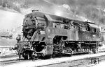 1942 wurden nach langer Entwicklungszeit zwei Exemplare der Dampflokomotive 97.4 an die Reichsbahn für den Einsatz auf der Erzbergbahn geliefert. Die sechsfach gekuppelten Maschinen waren dreimal so stark wie die ursprünglichen BBÖ 69er (DRB 97²). Hier präsentiert sich 97 401 (Zweitbesetzung) als stärkste Zahnradlok der Welt im heimatlichen Vordernberg. (26.05.1942) <i>Foto: RVM-Filmstelle Berlin (Bellingrodt)</i>