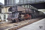 01 0525 (Bw Wittenberge) mit dem Hamburger Schnellzug D 1332 im Bahnhof Berlin Zoologischer Garten.  (26.09.1972) <i>Foto: Slg. Wolfgang Bügel</i>