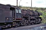 22 065 (Bw Dresden) im Bw Dresden-Altstadt. Lang währte der Einsatz der erst 1960 rekonstruierten Lok (aus 39 166) in der sächsischen Landeshauptstadt nicht. Die am 17. März 1967 aus Karl-Marx-Stadt gekommende Lok wurde bereits am 16. August 1967 dort abgestellt, stand seit 16.11.1967 auf "z" und wurde am 03.12.1968 ausgemustert. (1967) <i>Foto: David Adams</i>