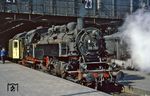 86 146 wartet im Leipziger Hauptbahnhof auf Ausfahrt. Daneben qualmt 38 4017 vor sich hin. (09.08.1967) <i>Foto: Robin Fell</i>