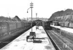 Der Bahnhof Dieringhausen existiert seit dem Jahr 1887 und hat aus dem ehemals unbedeutenden Dorf Dieringhausen (Stadtteil von Gummersbach) von 1887 bis in die 1980er Jahre einen regional bedeutsamen Ort gemacht, dessen ehemalige Gleisanlagen inklusive Bahnbetriebswerk ebenso wie die Eisenbahnersiedlungen noch heute das Ortsbild prägen. Der Bahnhof war nicht nur Endbahnhof vieler Eisenbahnlinien, sondern auch Halt von Eilzügen, zum Beispiel der Eilzüge von Köln nach Olpe oder Hagen, von Wuppertal nach Waldbröl und zeitweilig sogar von Köln über Olpe bis nach Paderborn. Heute lässt sich die ehemalige Bedeutung des Bahnhofs nur noch erahnen. Die Fahrkartenausgabe im Empfangsgebäude und der Kiosk sind seit mehreren Jahren geschlossen, das Gebäude beherbergt stattdessen eine Bank und ein chinesisches Restaurant.  (1935) <i>Foto: Slg. Dr. Hans-Jürgen Vorsteher</i>