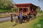 Selbstentladewagen 645 0 169-7 Fcs-v 80 der Brohltalbahn auf Rollwagen 43 in Oberzissen. (21.04.2018) <i>Foto: Zeno Pillmann</i>