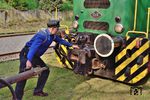 Kuppeln des Rollwagens mit Diesellok D1 der Brohltalbahn. (21.04.2018) <i>Foto: Zeno Pillmann</i>