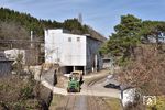 Anschlussbedienung mit Loks D 1 und D 2 an der Phonolithverladestelle in Brenk. Neben der Wangerooger Inselbahn und den Harzer Schmalspurbahnen ist die Brohltalbahn heute die letzte Schmalspurbahn mit regulärem Güterverkehr in Deutschland.  (07.04.2018) <i>Foto: Zeno Pillmann</i>
