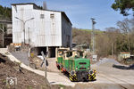 Lok D 1 und D 2 (beide O&K, Baujahr 1965) im Phonolith-Anschluss in Brenk. Rechts verläuft das Streckengleis der Brohltalbahn von Oberzissen nach Engeln. (07.04.2018) <i>Foto: Zeno Pillmann</i>
