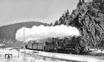 58 1758 mit einem Nahgüterzug von Schwarzenberg nach Johanngeorgenstadt bei Erlabrunn. (02.1976) <i>Foto: Burkhard Wollny</i>