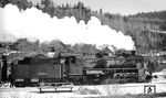 Das Bw Aue war bis 1976 das letzte Refugium der pr. G 12 und damit auch bevorzugter Anziehungspunkt der Eisenbahnfotografen. Für die 1920 gebaute 58 1758, die hier durch Erlabrunn fährt, war die Zeit im Februar 1976 auch fast abgelaufen. Noch im Juli des gleichen Jahres wurde sie abgestellt. (02.1976) <i>Foto: Burkhard Wollny</i>