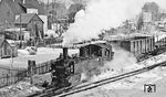 99 1568 (Hartmann/Chemnitz, Baujahr 1910) rangiert im Bahnhof Schönheide. Vom 16.03.1964 bis 24.06.1964 wurde sie im Reichsbahnausbesserungswerk Görlitz nahezu vollständig neu aufgebaut. Sie wurde mit geschweißtem Blechrahmen, geschweißtem Neubaukessel (Raw Halberstadt 282/1964) sowie neuen Drehgestellen unter Beibehaltung von Fabrik- und Loknummer ausgerüstet. 1974 drehte das DDR-Fernsehen auf der Strecke Meinersdorf - Thum den Opernfilm „Fra Diavolo“, für den neben 99 1568 auch die Wagen KD4 974-348 und der Schneepflug-Begleitwagen 970-309 im Einsatz waren. (02.1976) <i>Foto: Burkhard Wollny</i>