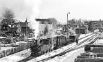 Ein Holzstapel diente als erhöhter Standpunkt zum Blick auf die Gleisanlagen und den Rollwagenzug mit 99 1568 in Schöneheide. (02.1976) <i>Foto: Burkhard Wollny</i>