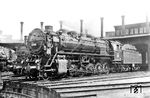 Die Baureihe 43 war die zweite Baureihe, die dem Prinzip der Einheitslok entsprach. Gemäß dem 1. Typisierungsplan des Vereinheitlichungsbüros der Deutschen Reichsbahn waren 1'E-Güterzuglokomotiven mit 20 t Achslast zu beschaffen. Dabei war eine Type mit Zweizylinder-Triebwerk (BR 43) und eine Type mit Dreizylinder-Triebwerk (BR 44) vorgesehen, da noch nicht bekannt war, mit welcher Bauart der Betrieb wirtschaftlicher durchzuführen war. Von beiden Baureihen wurden parallel zehn Exemplare beschafft. Die BR 43 wurde von Henschel und Schwartzkopff geliefert. Im Vergleich zur Baureihe 44 war die Baureihe 43 bei Leistungen unterhalb 1500 PSi wirtschaftlicher zu betreiben. Wegen der Erhöhung der Güterzuggeschwindigkeiten in den 1930er-Jahren wurde dann der BR 44 der Vorzug gegeben, da diese wirtschaftliche Vorteile im oberen Geschwindigkeitsbereich besaß und wegen der durch das Dreizylindertriebwerk bedingten besseren Laufruhe für 80 km/h zugelassen werden konnte (statt 70 km/h bei der Baureihe 43). Die Aufnahme der Erfurter 43 003 entstand im Wende-Bw Leipzig-Wahren. (1930) <i>Foto: DLA Darmstadt (Maey)</i>