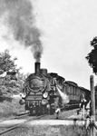 74 1196 (Bw Berlin Görlitzer Bf) verlässt mit einem Personenzug den Bahnhof Scharmützelsee (heute: Wendisch Rietz) auf der Nebenbahn Grunow (Niederlaus)—Königs Wusterhausen, die in Grunow von der Bahnstrecke Cottbus—Frankfurt (Oder) abzweigt und hauptsächlich dem Güterverkehr diente. Lediglich vier Personenzugpaare verkehrten hier anfangs pro Tag. Im Güterverkehr wurden neben landwirtschaftlichen Erzeugnissen vor allem Produkte der bei Königs Wusterhausen befindlichen Ziegeleien transportiert.  (1929) <i>Foto: RVM</i>