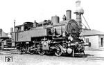 74 289 steht im Heimat-Bw Oldenburg (Oldbg) Hbf vor der markanten Besandungsanlage der Bauart Keller. Die preußische T 11 wurde 1908 von Union als Naßdampflok ausgeliefert und Anfang der 1920er Jahre auf Heißdampf umgebaut. Auffällige Merkmale sind Zylinder mit Kolbenschieber und die im Durchmesser größere Rauchkammer. Letzte Station der Lok war das Bw Bocholt. Gemäß HVB-Verfügung 21.213 Fuv 3 vom 14. August 1950 erfolgte dort zum 26.08.1950 die Ausmusterung.  (1932) <i>Foto: DLA Darmstadt (Hubert)</i>