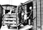 Milchkannenversand in der Eilgutabfertigung Erfurt. (1932) <i>Foto: RVM</i>