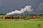 Im Rahmen der Fotoveranstaltung fuhr 99 633 vor der Unwetterkulisse bei Goppertshofen mehrfach an den Fotografen vorbei. (24.05.2018) <i>Foto: Zeno Pillmann</i>