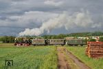 Die oberschwäbische Öchsle-Museumsbahn startete im Mai mit regelmäßigen Dampfzugfahrten zwischen Warthausen und Ochsenhausen in die Saison 2018. Fahrgäste können hier in eine andere Zeit eintauchen und in der „Holzklasse“ gemächlich wie vor 100 Jahren mit der einzigen erhaltenen Schmalspurbahn der ehemaligen Königlich Württembergischen Staatseisenbahnen durch Oberschwaben reisen, so wie hier bei Goppertshausen. (24.05.2018) <i>Foto: Zeno Pillmann</i>