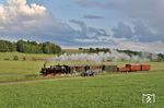 Die aus dem Vorspann der Fernsehserie "Eisenbahn-Romantik" bekannte 99 633 mit Fotogüterzug GmP 912 bei Reinstetten. (24.05.2018) <i>Foto: Zeno Pillmann</i>