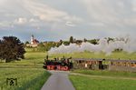 99 633 vor der Kulisse von Reinstetten auf der Öchsle-Museumsbahn. Obwohl in den letzten Jahren die jährliche Zahl der Fahrgäste auf über 40.000 gesteigert werden konnte, ist der Betrieb in der aktuellen Konstellation stark defizitär; in den vergangenen Jahren war für den laufenden Betrieb jährlich ein Zuschuss von weit über 200.000 Euro notwendig. Bleibt zu hoffen, dass der schöne Museumsbetrieb trotzdem noch lange erhalten bleibt.  (24.05.2018) <i>Foto: Zeno Pillmann</i>