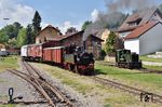 99 633 und V 15 908 während einer Fotoveranstaltung im Bahnhof Ochsenhausen. (25.05.2018) <i>Foto: Zeno Pillmann</i>