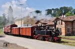 99 633 mit einem vorbildlich restaurierten Güterzug in Ochsenhausen. Kurze Zeit später erlitt die Lok einen Triebwerkschaden: Die betroffene 3. Achse und eine der Hall'schen Kurbeln müssen erneuert werden. Der geplante Einsatz in Zittau wurde damit hinfällig. Seit September 2021 ist die württembergische Tssd wieder einsatzfähig. (25.05.2018) <i>Foto: Zeno Pillmann</i>