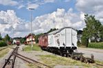 Rollböcke und die Güterwagen Ghs 227 967 mit (DB) G-Wagen 21 80 212 3 620-1 in Ochsenhausen. (24.05.2018) <i>Foto: Zeno Pillmann</i>