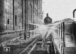 In einem unbekannten Bw der Rbd Breslau wartet 57 2115 auf ihre Wäsche. Im September 1940 wurde sie als Leihlok an die CFR in Rumänien abgegeben. Nach dem Zweiten Weltkrieg verblieb die Lok in Jugoslawien bei der JDZ, die sie als 28-086 in ihren Lokpark einreihte. (1934) <i>Foto: RVM</i>