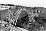 62 002 überquert mit P 535 nach Düsseldorf die Müngstener Brücke zwischen Remscheid und Solingen. Die 465 m lange Brücke ist auch heute noch mit einer Scheitelhöhe von 107 m die höchste Stahlgitterbrücke Deutschlands. (1931) <i>Foto: DLA Darmstadt (Bellingrodt)</i>