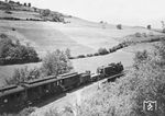 Eine preußische T 12 ist mit einem GmP auf der Nebenbahn Pronsfeld—Waxweiler unterwegs, die im Bahnhof Pronsfeld von der Westeifelbahn Gerolstein—Prüm—St. Vith abzweigte. Die Strecke wurde zusammen mit der Strecke nach Neuerburg (Kr Bitburg) am 6. Juli 1907 eröffnet. Im Zweiten Weltkrieg wurden die Strecken erheblich beschädigt, sodass erst am 17. Oktober 1949 der Verkehr wieder aufgenommen wurde. Am 1. Januar 1966 endete der Personenverkehr. Im Mai 1987 wurde der zuletzt äußerst spärliche Güterverkehr endgültig eingestellt und die Gleise noch im selben Jahr abgebaut. Bereits seit 1975 lag die Genehmigung zur Gesamtstilllegung vor, wurde aber bis 1987 nicht vollzogen. Die zulässige Höchstgeschwindigkeit betrug zuletzt teilweise nur noch 10 km/h. Auf der ehemaligen Bahntrasse wurde 2002 ein Radweg gebaut.  (1935) <i>Foto: RBD Köln (Felten)</i>