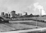 Blick auf die Koksanstalt Skalley bei Hindenburg in Oberschlesien. Im Vordergrund ist auf der oberschlesischen Schmalspurstrecke Hindenburg Osthalden—Skalley eine preußische T 38 (BR 99.4) mit einem schweren Kohlenzug im Anmarsch.  (1938) <i>Foto: RVM</i>