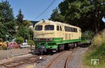 Auf der Brohltalbahn mit ihren vielen engen Kurvenradien führte die Nutzung von zwei- oder dreiachsigen Lokomotiven dazu, dass die Räder zu starker Reibung und Abnutzung führten. Vierachsige Lokomotiven mit Drehgestellen nutzen unter solchen Bedingungen Gleise und Räder weit weniger ab. Aus diesem Grund wurde 1971 von der Brohltalbahn eine gebrauchte Diesellok vom Typ MaK 400 BB angeschafft, die sich im Betrieb allerdings als störungsanfällig erwies. 1986 wurde diese Lok mit der Betriebsnummer D4 abgestellt und drei Jahre später an die Rhätische Bahn in der Schweiz verkauft. Vor allem beim Güterverkehr bestand aber weiterhin großer Bedarf an einer starken Diesellok mit Drehgestellen. Nach längerer Suche und verschiedenen Hinweisen stellte sich heraus, dass Lokomotiven der staatlichen spanischen Schmalspurgesellschaft FEVE besonders geeignet wären: Die in den späten 1960er Jahren bei Henschel in Kassel gebauten Loks verfügten über ein Voith-Getriebe mit einer integrierten verschleißfreien hydrodynamischen Bremse - in der Kombination mit ihren Druckluft- und Vakuumbremsen ideal für die Talfahrten auf der Steilstrecke der Brohltalbahn. (Erst ab 1999 verkehrten druckluftgebremste Containerwagen, bis dahin waren Vakuumbremsanlagen für die Güterzüge erforderlich.) Zwei Jahre nach dem ersten Kontakt mit der spanischen Bahngesellschaft kam die Lok FEVE 1405 am 21. August 1998 per Schiff im Hafen von Brohl an. Bei der umfangreichen Aufarbeitung wurden dann rund fünf Tonnen Ballastgewichte ausgebaut, ein Großteil der Mechanik, der Kühlanlage und der Elektrik überholt und die Karosserie restauriert. Dabei erhielt die Lok auch kleinere Scheinwerfer und metallische Zierblenden an den Frontseiten - Elemente, die für die V 160 der DB typisch sind. Nach zehn Jahren in der Werkstatt wurde sie schließlich am 24. September 2008 zugelassen und ist seitdem mit ihren 1.200 PS die stärkste Maschine auf der Brohltalstrecke (Quelle: Brohltalbahn). (30.06.2018) <i>Foto: Zeno Pillmann</i>