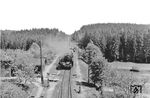 62 010 vom Bw Meiningen hat mit D 298 (Lichtenfels – Eisenach) soeben das Einfahrsignal des Bahnhofs Reurieth passiert und rollt über die Werrabrücke in den Bahnhof. Heute ist der Bahnhof zwischen Hildburghausen und Themar aufgelassen. (05.06.1933) <i>Foto: DLA Darmstadt (Bellingrodt)</i>