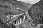 Eine E 244 auf dem 224 m langen Ravennaviadukt (Höllentalbahn) zwischen Höllsteig und Hinterzarten. Am Zugschluss schiebt eine Lok der BR 85 nach. Im Vordergrund stehen die Reste der alten Ravennabrücke, die 1927 außer Betrieb ging.  (1938) <i>Foto: RVM</i>