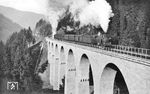 Ein Zug auf dem 224m langen Ravenna-Viadukt bei der Ausfahrt aus dem Bahnhof Höllsteig auf der Höllentalbahn. Zuglok ist eine bad. VIb (Baureihe 75), die wahrscheinlich durch eine schiebende Zahnrad-Maschine der Baureihe 97.2 (bad. IXb) unterstützt wird. (1930) <i>Foto: RVM</i>