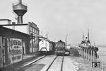 Der Viehumschlagplatz im Hafen von Wismar (Meckl). Der Hafen wurde bereits Anfang des 13. Jahrhunderts, noch vor der Stadtgründung im Jahre 1226, erstmalig urkundlich erwähnt. Schon zur Hansezeit diente er als Umschlagplatz für die verschiedensten Seegüter. Der Wagen links stammt von der Wiener Viehverkehrs AG und kam über die sog. Schlachthausbahn vom Bahnhof Wien St. Marx nach Wismar (Meckl). Der abgebildete Viehumschlagplatz ist das sog. "Seegrenzschlachthaus" einschließlich Kühlhaus. Dieses wurde 1927 errichtet und befindet sich im Hafenbereich, der "Seegrenz" heißt. Dieser Teil des Hafens wurde erst im Zusammenhang mit der Errichtung des Schlachthofes Mitte der 1920er Jahren erschlossen. Das Schlachthaus erlitt im 2. Weltkrieg Bombenschäden und wurde 1951 auf Befehl der Sowjets demontiert. Die Pier heißt jedoch immer noch "Seegrenz". Nach 1945 kamen dann noch Kalihafen und Ölhafen hinzu. Bedient wurde der Hafen immer von der Reichsbahn, denn die Betriebsrechte auf den Hafengleisen hatte ausschließlich die Staatsbahn inne. Eigene Werkloks besaß der Hafen nie.  (1934) <i>Foto: RVM</i>