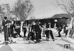 Teilnehmer eines Wintersportsonderzuges der Reichsbahn gehen in Lichtenstein direkt vom Zug auf die Piste. Der Bahnhof liegt an der Strecke Reutlingen Hbf—Schelklingen und trägt seit 1. Oktober 1939 die bahnamtliche Bezeichnung Lichtenstein (Württ). (1937) <i>Foto: RVM</i>